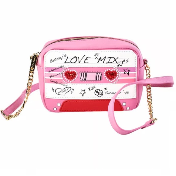 *~*🎶🩷 NEW BETSEY JOHNSON Pink CROSSBODY Vintage Cassette LOVE REMiX Tape PURSE - Picture 2 of 6